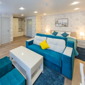 Джуниор сюит (полулюкс) с 1 двуспальной кроватью и диваном